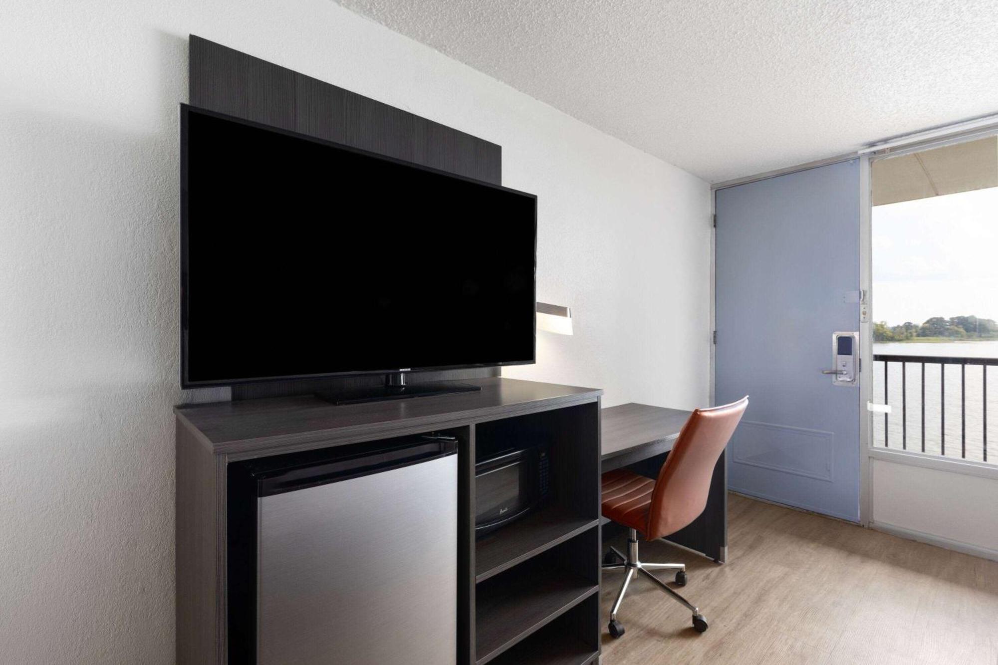 Super 8 By Wyndham Riverside Al Buitenkant foto