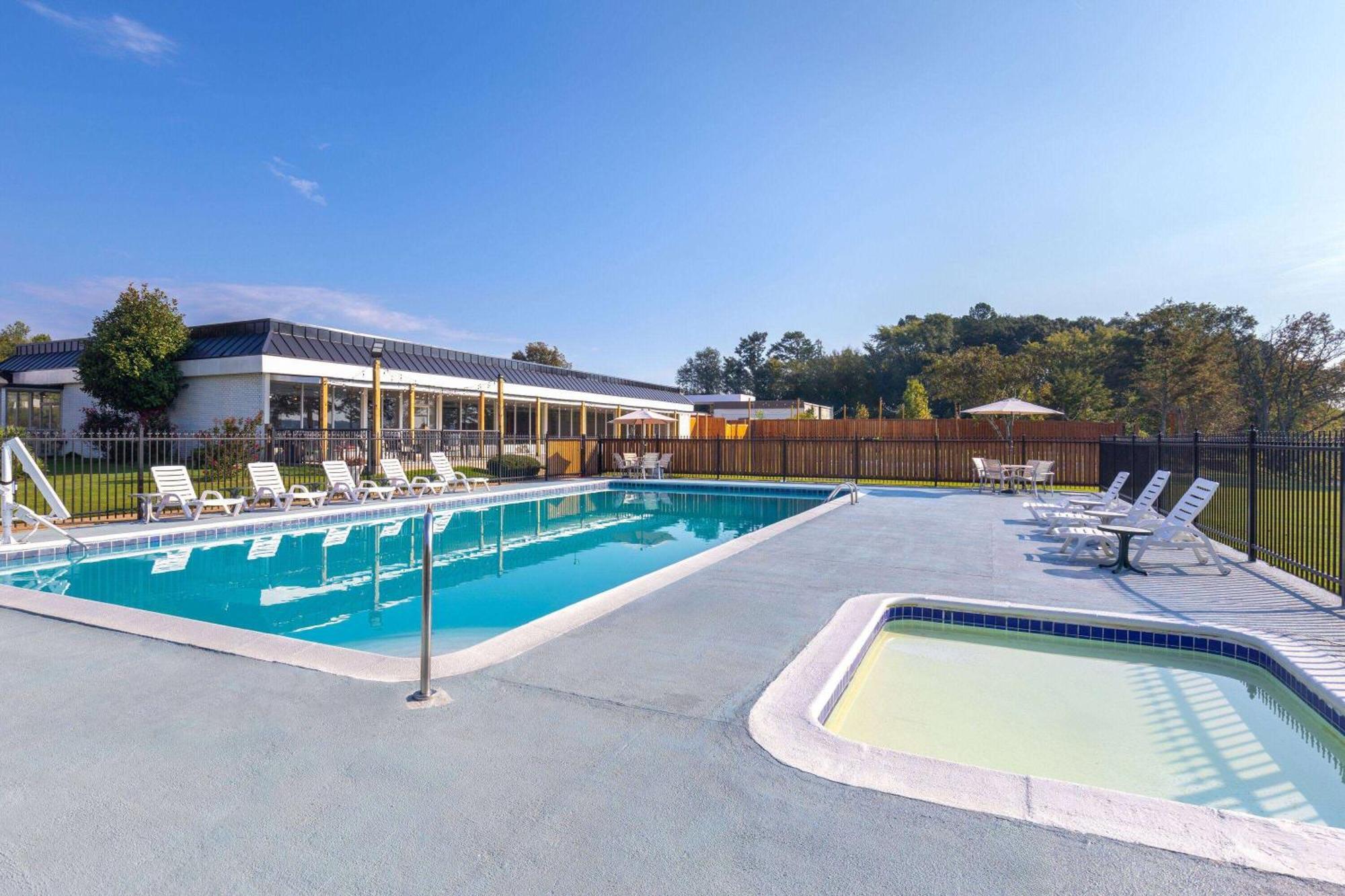 Super 8 By Wyndham Riverside Al Buitenkant foto
