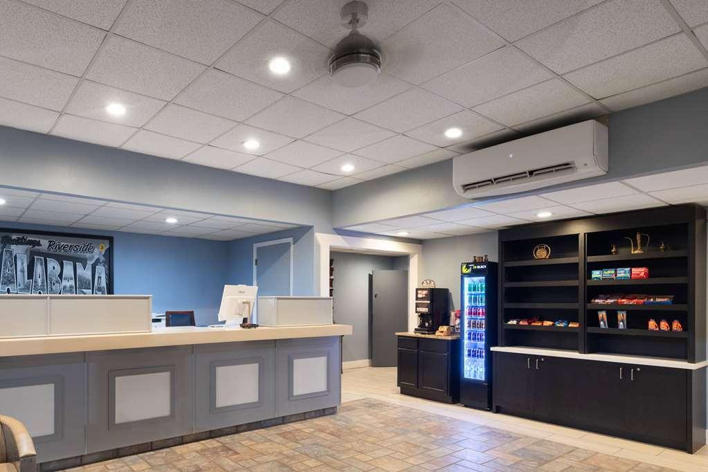 Super 8 By Wyndham Riverside Al Interieur foto